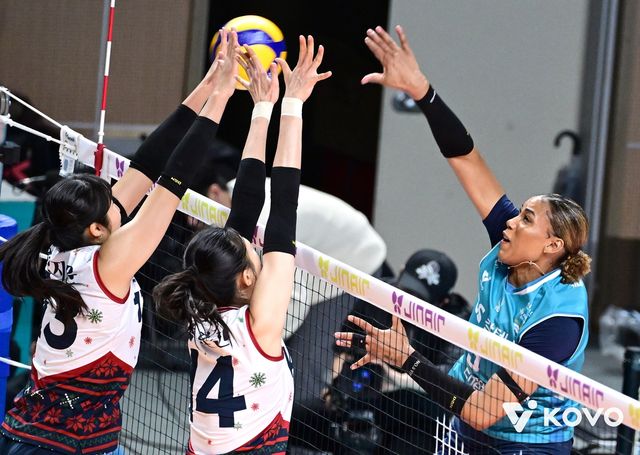 실바의 공격을 가로막는 정지윤과 양효진