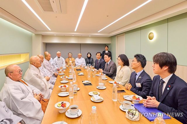김혜경 여사, 불교지도자 초청 국민화합 기원 송년만찬 참석