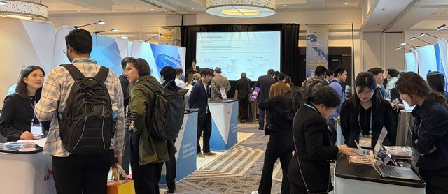 정부와 코트라, 한국투자공사 등 공동 주최로 12일(현지시간) 미국 캘리포니아주 샌타클래라 메리어트 호텔에서 열린 인재 교류 행사 '디 인비테이션'(The Invitation)에서 한국 기업들이 부스를 차려 구직자들에게 회사 소개를 하고 있다.