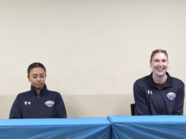 인터뷰하는 카리(오른쪽)와 자스티스