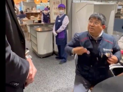 백화점 보안요원에 항의하는 이김춘택 사무장 
