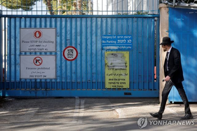 지난 8일(현지시간) 동예루살렘의 UNRWA 본부 건물 출입구가 닫힌 모습.