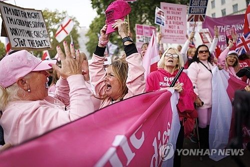 지난 10월 런던서 열린 핑크 레이디스 시위