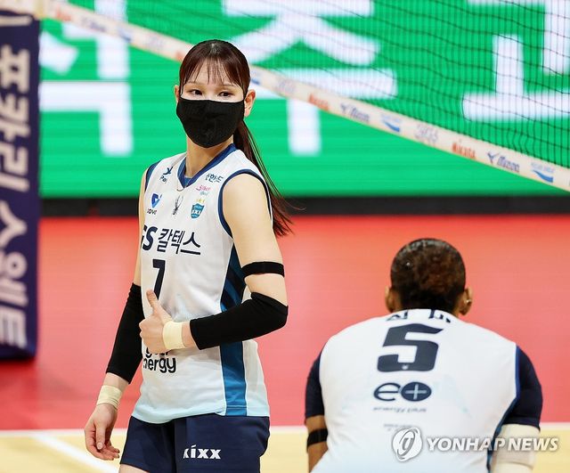 실바에게 엄지척 사인하는 안혜진