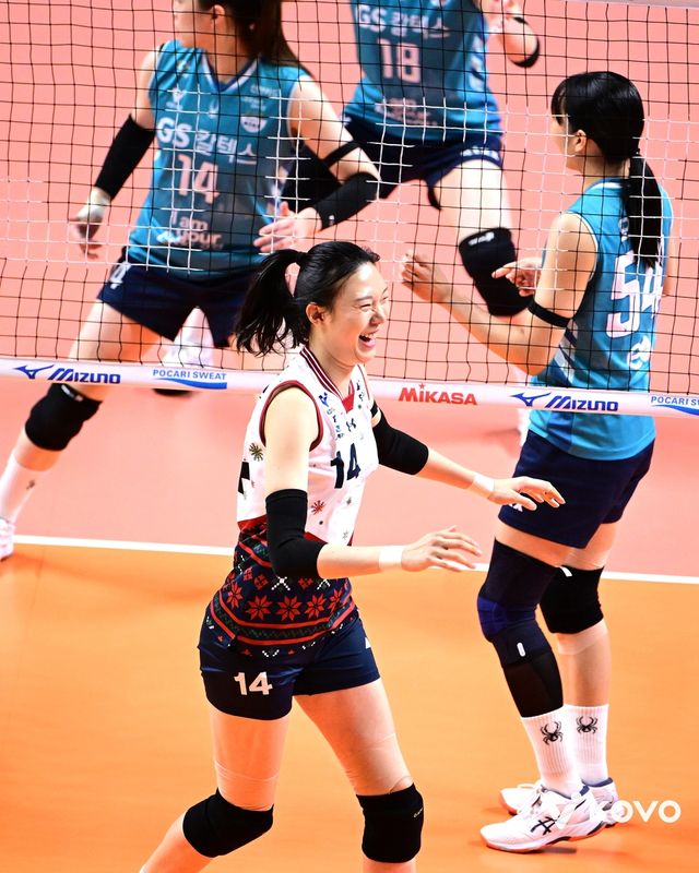 득점한 뒤 기뻐하는 양효진