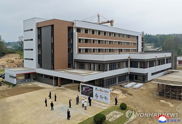 김정은, 구성시병원건설장 현지지도