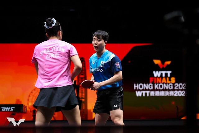 신유빈과 대화하는 임종훈(오른쪽)