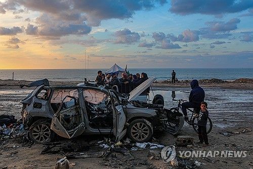이스라엘군의 표적 공습받아 파괴된 자동차