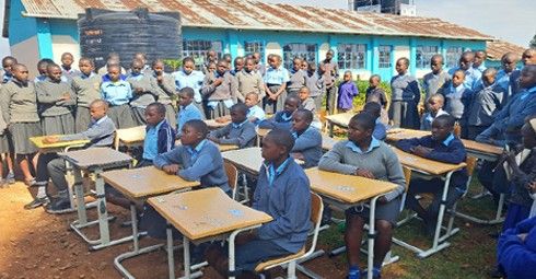 케냐에 전달된 책걸상