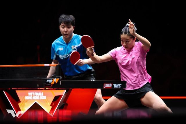 WTT 파이널스 홍콩 경기에서 공격하는 신유빈(오른쪽)
