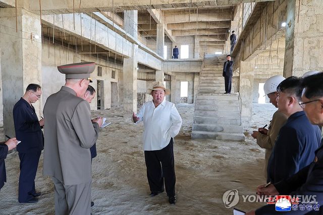 북한 김정은, 평안북도 구성시 병원 건설장 시찰