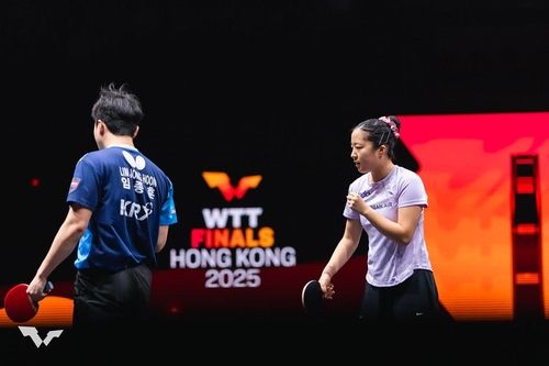 WTT 파이널스 홍콩에 나선 신유빈(오른쪽)과 임종훈