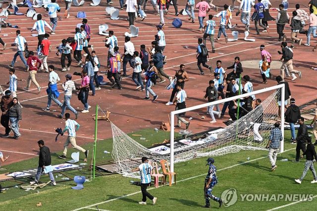 화난 인도 메시 팬들