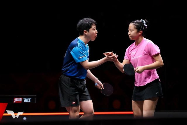 하이파이브 하는 임종훈(왼쪽)과 신유빈