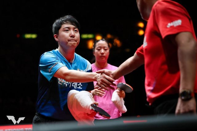 경기 후 인사 건네는 임종훈(왼쪽)