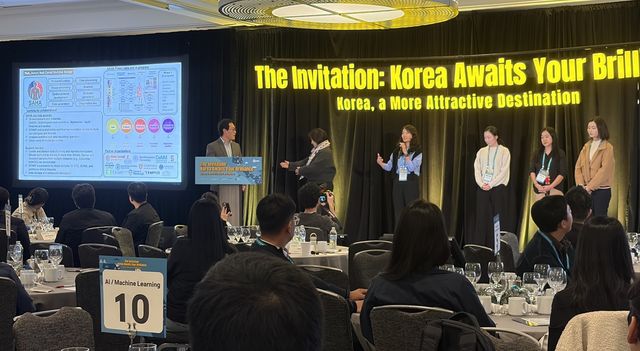정부와 코트라, 한국투자공사 등 공동 주최로 12일(현지시간) 미국 캘리포니아주 샌타클래라 메리어트 호텔에서 열린 인재 교류 행사 '디 인비테이션'(The Invitation)에서 유학생 등 젊은 인재들이 1분 발표를 하고 있다.