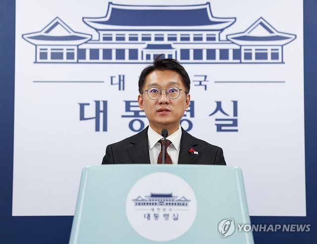 대통령 정부 부처 업무보고 관련 브리핑하는 김남준 대변인