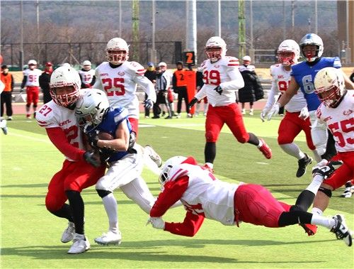 수비를 뚫고 돌파하는 삼성 블루스톰 러닝백 배준호(파란 유니폼)