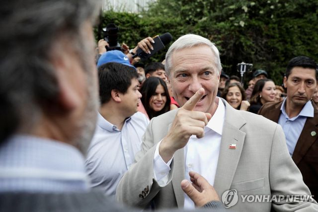 14일(현지시간) 칠레 대선 결선 투표장 찾은 카스트 후보