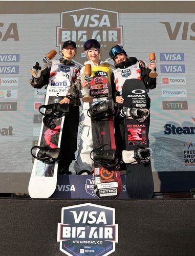 왼쪽부터 유승은, 오니쓰카, 히크먼.