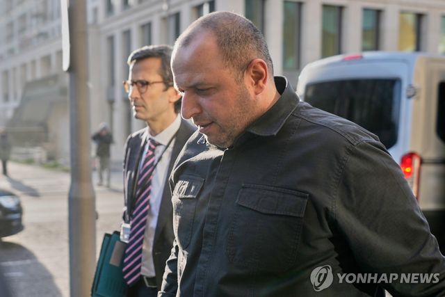 14일 베를린에서 만난 우메로우 우크라 국방 서기(오른쪽)와 소터 독일 안보보좌관