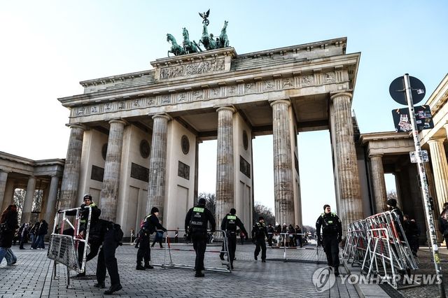 도심에 펜스 설치하는 독일 경찰