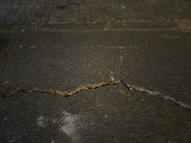 도시철도 공사장 인근 깨진 아스팔트