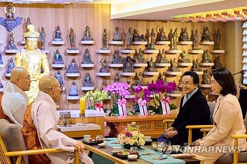 김혜경 여사, 라오스 국가주석 부인 날리 여사와 조계사 방문