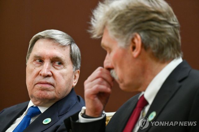 우샤코프 보좌관(왼쪽)과 페스코프 대변인