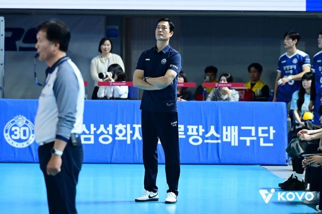 착잡한 표정의 김상우 삼성화재 감독