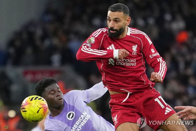 리버풀의 살라흐(오른쪽).