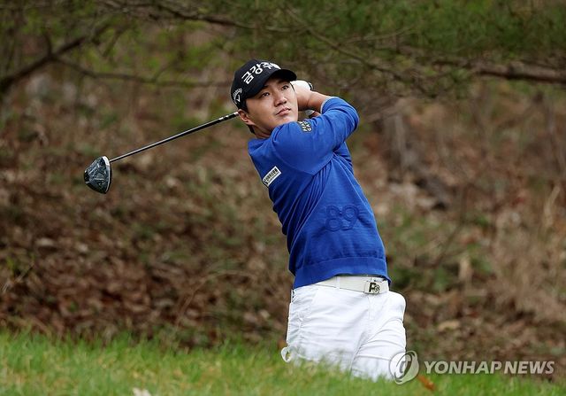 티샷하는 옥태훈