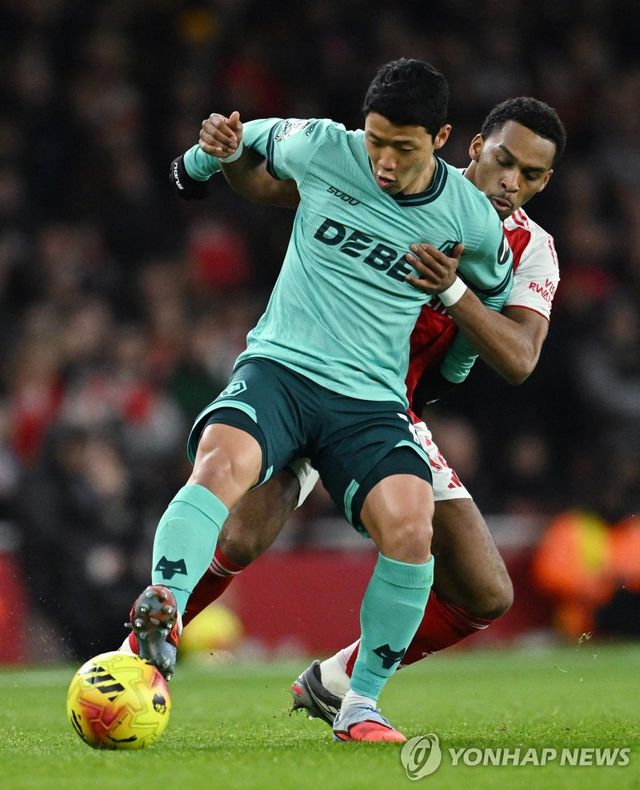 볼 간수하는 황희찬(앞쪽).