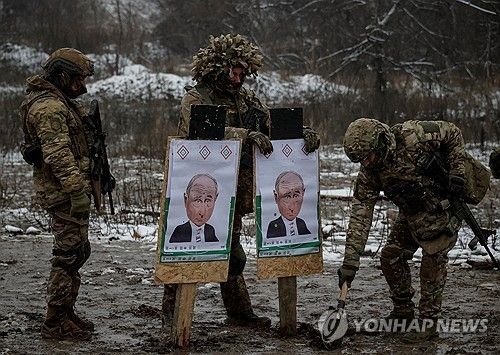 푸틴 대통령 그림 표적으로 사격 연습하는 우크라이나 병사들
