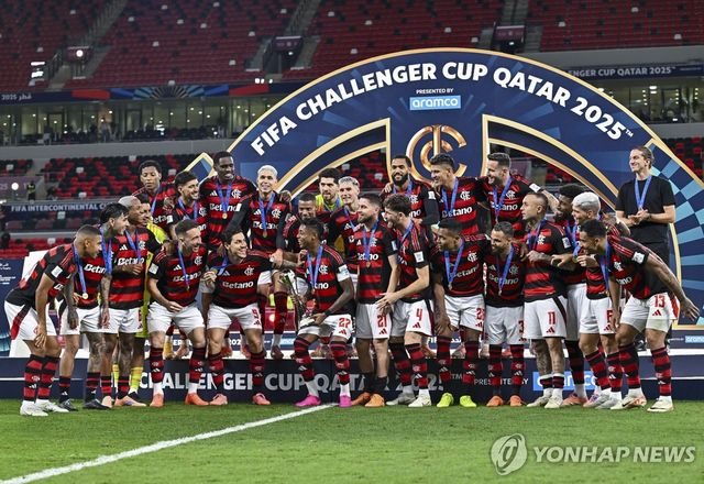 2025 FIFA 챌린저컵을 거머쥔 플라멩구 선수단의 세리머니 모습.