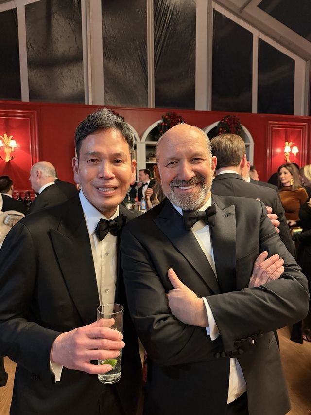 정용진 신세계그룹 회장(왼쪽)과 하워드 러트닉 미국 상무부 장관(오른쪽)[신세계그룹 제공]