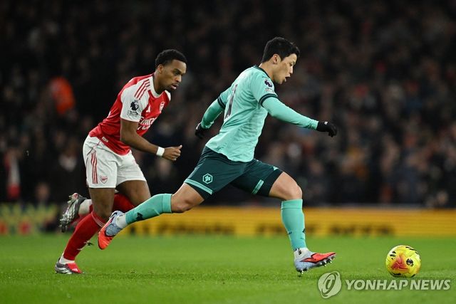 아스널과 경기에서 드리블하는 울버햄프턴 황희찬(오른쪽)