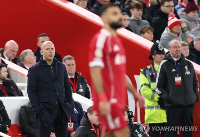 아르네 슬롯 리버풀 감독(왼쪽).