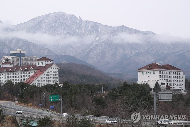 설악산 인근 도로 눈길 운전 주의