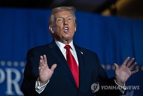 연설 중인 트럼프 