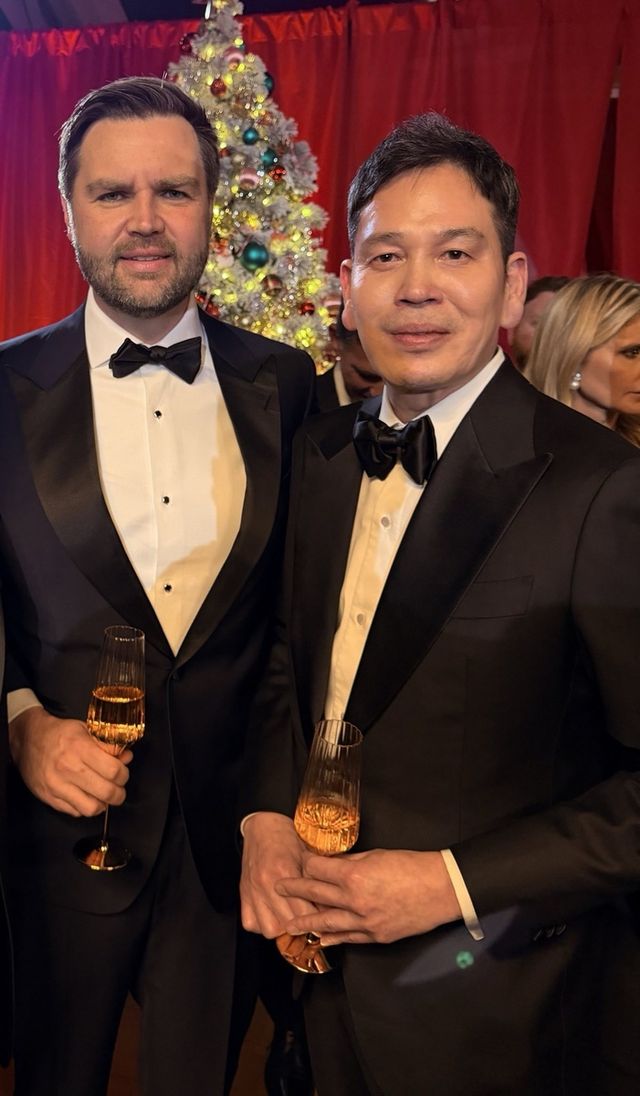 정용진 신세계그룹 회장(오른쪽)과 J.D. 밴스 미국 부통령(왼쪽)[신세계그룹 제공]