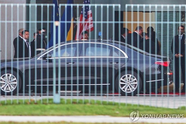 14일 베를린에서 메르츠 총리가 젤렌스키 대통령을 맞이하고 있다