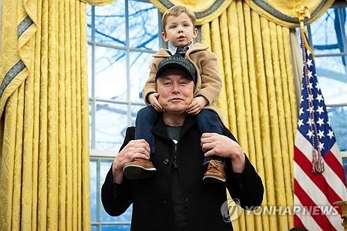 4세 아들을 백악관 집무실에 데려온 일론 머스크