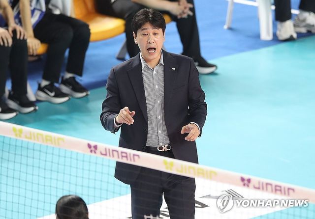 작전 지시하는 김종민 감독