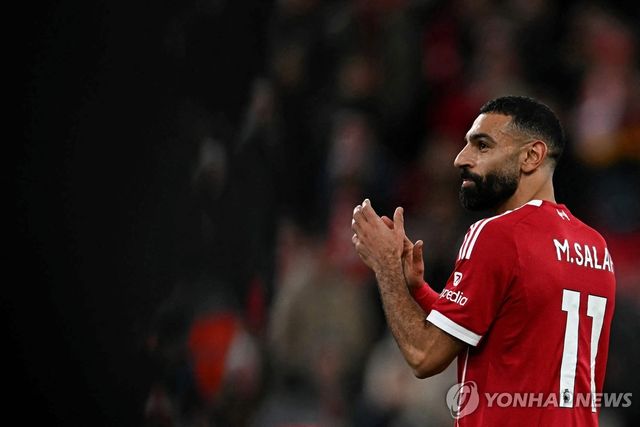 팬들에게 박수 보내는 리버풀의 살라흐. 