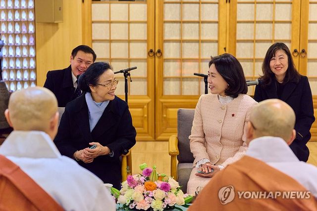 김혜경 여사, 라오스 국가주석 부인 날리 여사와 조계사 방문
