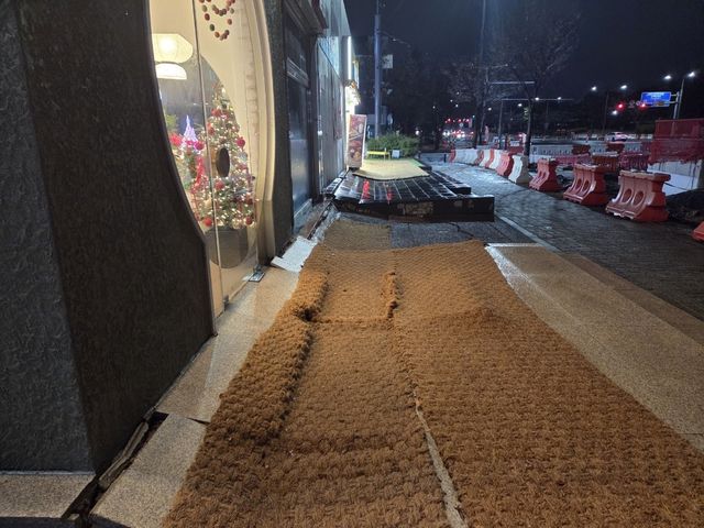 광주 서구 치평동 도시철도 2호선 공사 구간 인근 보도