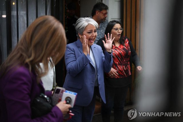 14일(현지시간) 칠레 대선 결선 투표하는 하라 후보