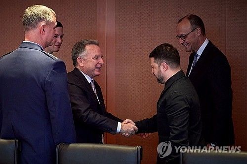 악수하는 젤렌스키(오른쪽)와 윗코프(왼쪽)