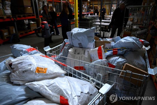 벨기에 공항에 쌓인 중국발 소포